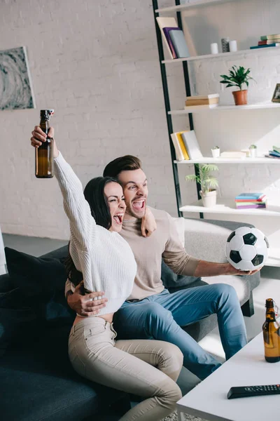 Feliz Expressivo Jovem Casal Assistindo Jogo Futebol Casa Torcendo — Fotografia de Stock