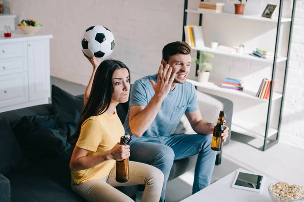 富有表现力的年轻夫妇在家看足球比赛 — 图库照片