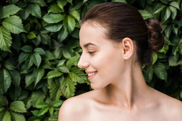 Sonriente Joven Con Hojas Verdes Fondo — Foto de Stock