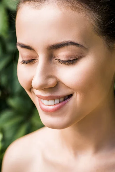 Sorrindo Jovem Mulher Com Olhos Fechados Fundo Verde — Fotografia de Stock