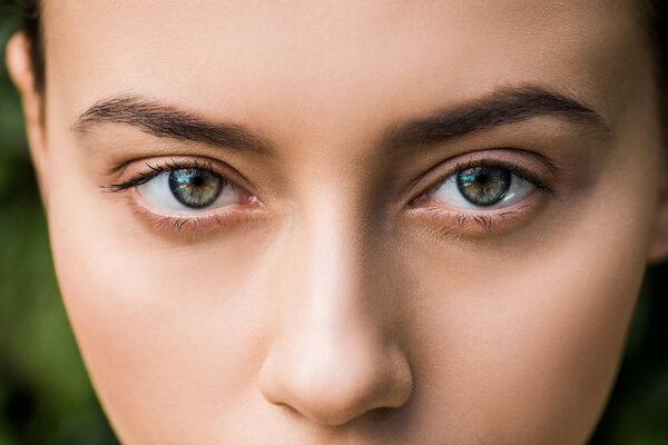 крупным планом светлые женские глаза, смотрящие в камеру
 