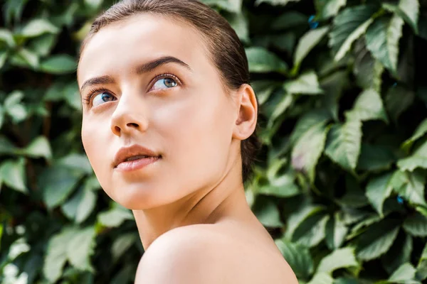 Bela Jovem Mulher Com Folhas Verdes Fundo — Fotografia de Stock