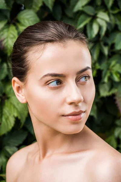 Bela Jovem Mulher Com Folhas Verdes Fundo — Fotografia de Stock