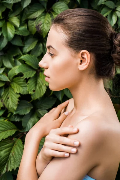 Attraente Giovane Donna Con Foglie Verdi Sullo Sfondo — Foto stock gratuita