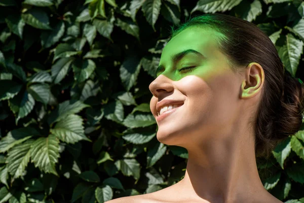 Joven Mujer Sonriente Con Sombra Verde Cara Hojas Fondo — Foto de Stock