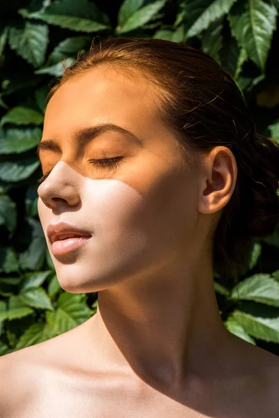 Young Woman Orange Shadow Face Leaves Background — Free Stock Photo