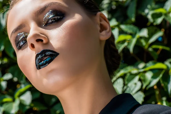 Jeune Femme Avec Maquillage Lumineux Feuilles Vertes Arrière Plan — Photo gratuite