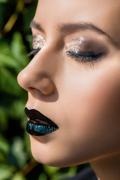 Primer Plano Mujer Joven Con Los Ojos Cerrados Fondo Verde — Foto de Stock