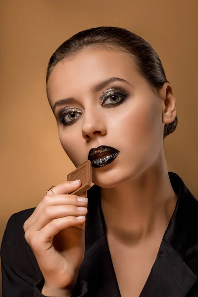 Mujer Hermosa Joven Con Maquillaje Brillante Chocolate — Foto de stock gratis