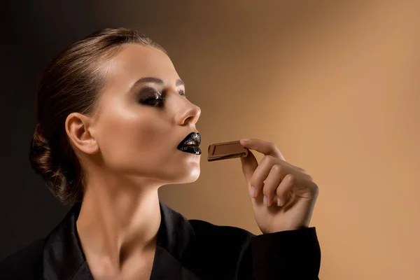 Young Beautiful Woman Glittery Makeup Eating Chocolate — Stock Photo, Image