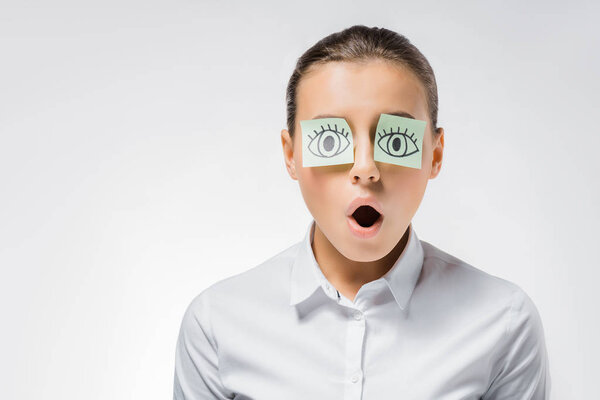 молодая смешная женщина с липкими нотами и открытыми глазами
