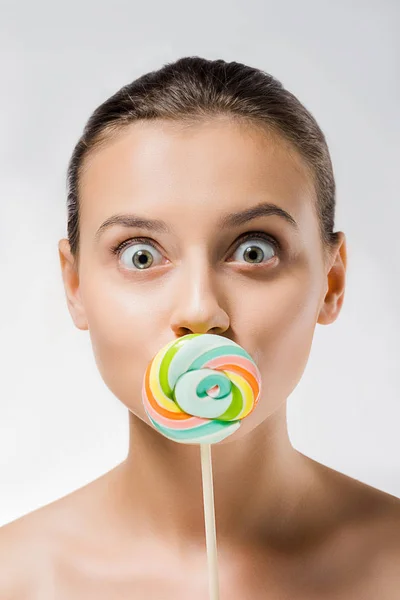 Ung Attraktiv Kvinna Gömmer Sig Mun Bakom Färgade Lollipop — Gratis stockfoto