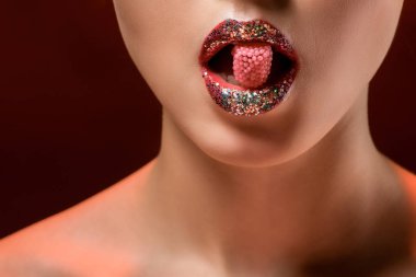 pembe şeker ağız Bordo arka planda tutan parlak dudaklar genç kadın