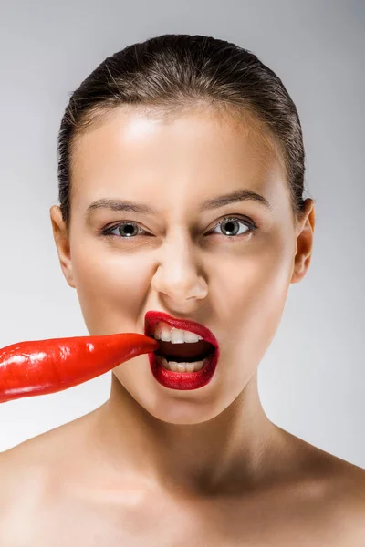 Mooie Jongedame Met Red Lips Bijten Chili Peper — Stockfoto