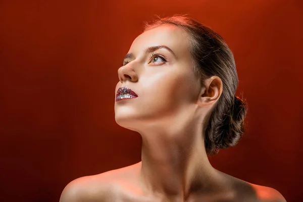 Young Beautiful Woman Shiny Lips Burgundy Background — Stock Photo, Image