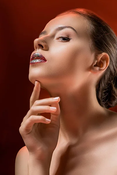 Young Beautiful Woman Shiny Lips Touching Chin Burgundy Background — Free Stock Photo