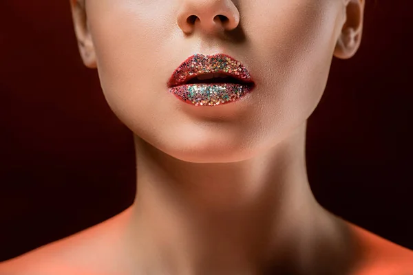 ブルゴーニュの背景に光沢のある唇を持つ若い女性のクローズ アップ — ストック写真