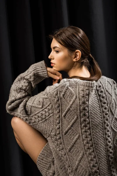 Back View Beautiful Young Woman Woolen Grey Sweater Black Background — Free Stock Photo