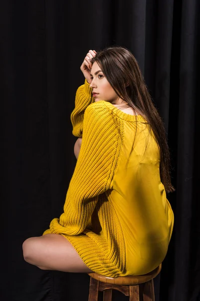 Jovem Mulher Atraente Camisola Amarela Fundo Preto — Fotografia de Stock