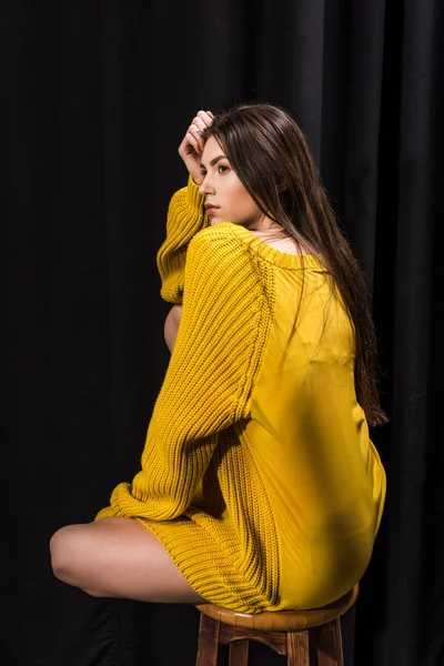 Giovane Donna Attraente Maglione Lana Giallo Sfondo Nero — Foto Stock