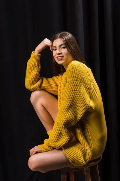 Vista Lateral Mujer Sonriente Suéter Lana Amarilla Taburete Barra Madera — Foto de stock gratis