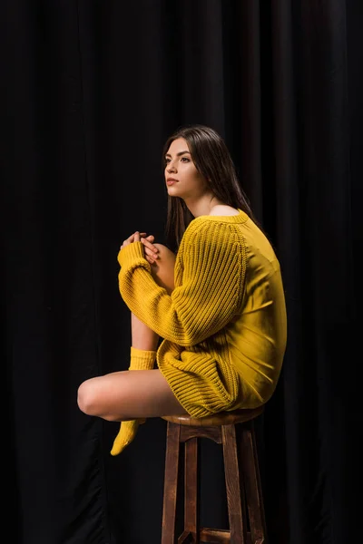 Side View Thoughtful Woman Yellow Woolen Sweater Sitting Bar Stool — Free Stock Photo