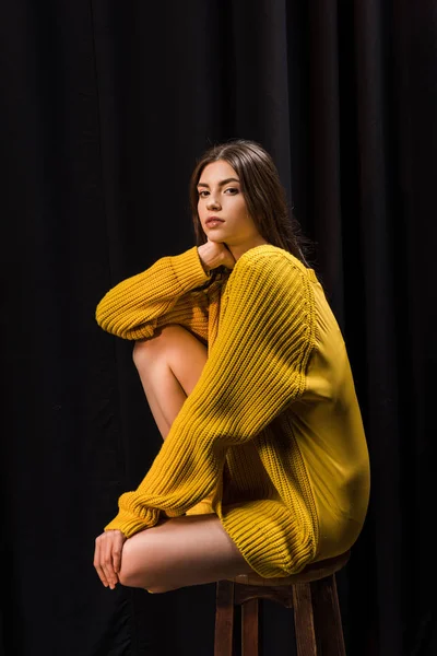 Beautiful Woman Yellow Woolen Sweater Looking Camera Black Backdrop — Stock Photo, Image