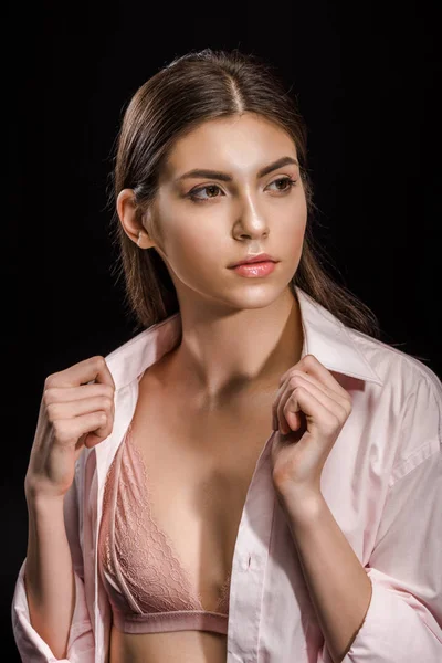 Portret Van Stijlvolle Jongedame Roze Ondergoed Shirt Zoek Weg Geïsoleerd — Stockfoto