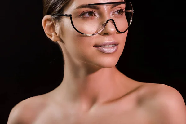 Портрет Привлекательной Молодой Женщины Модных Очках Голыми Плечами Изолированными Черном — Бесплатное стоковое фото