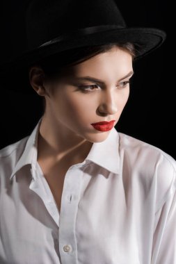 beyaz gömlek ve siyah şapka siyah izole moda model portresi