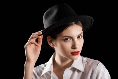 siyah şapka ve beyaz gömlek siyah izole poz şık kadın portresi