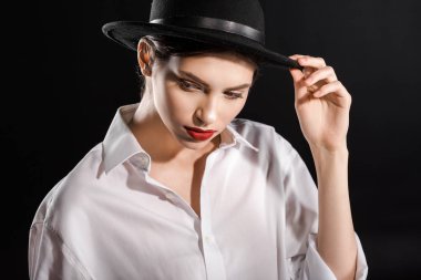 beyaz gömlek ve siyah şapka siyah izole poz kırmızı dudaklar ile şık genç modeli