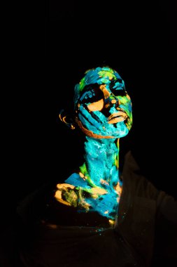 siyah zemin üzerinde poz vücut üzerinde model renkli neon ile boyar