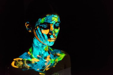 siyah zemin üzerinde poz vücut üzerinde model renkli neon ile boyar