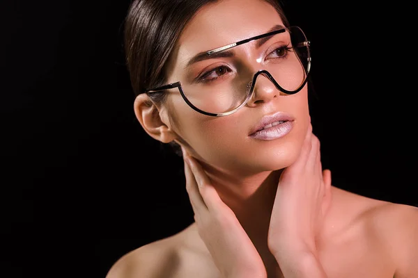 Portrét Atraktivní Zamyšlený Ženy Stylové Brýle Při Pohledu Izolovaných Černé — Stock fotografie