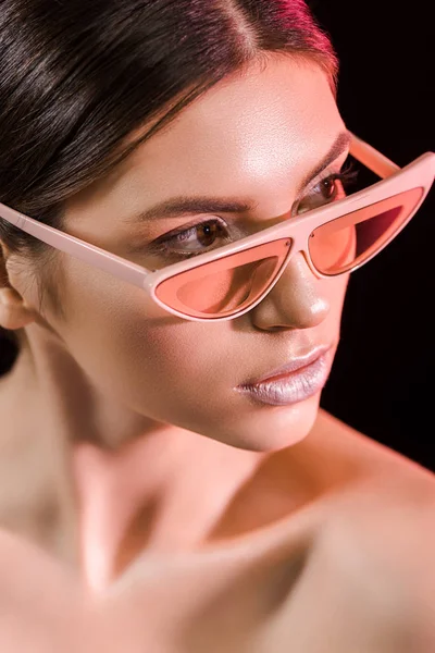 Gyönyörű Modell Divatos Szemüveg Elszigetelt Fekete Portréja — ingyenes stock fotók