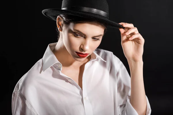 Modelo Jovem Elegante Com Lábios Vermelhos Camisa Branca Chapéu Preto — Fotografia de Stock Grátis
