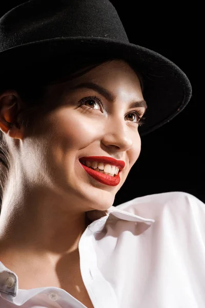 Retrato Hermosa Mujer Sonriente Camisa Blanca Sombrero Negro Mirando Hacia — Foto de stock gratis