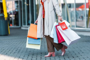 Alışveriş torbaları ve indirim işareti kadın ile görünümünü kırpılmış