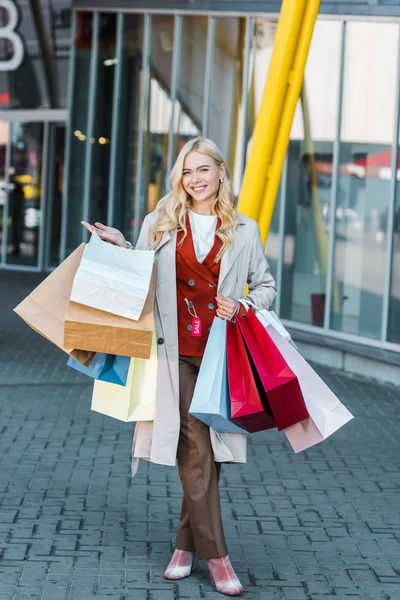 買い物袋を保持している販売タグと魅力的な笑顔の女性 — ストック写真