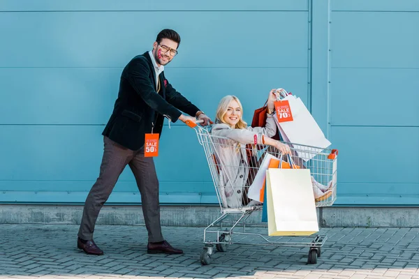 Stylish Couple Shopping Bags Sale Tags Having Fun Shopping Cart — Stock Photo, Image