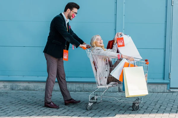 Happy Couple Shopping Bags Sale Tags Having Fun Shopping Cart — Stock Photo, Image