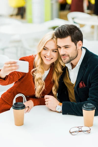 Belo Casal Com Café Para Tirar Selfie Smartphone Café — Fotografia de Stock Grátis