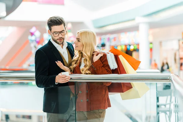 Belo Casal Elegante Com Sacos Compras Usando Smartphone Centro Comercial — Fotografia de Stock