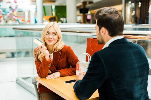 Elegante Pareja Sonriente Con Tarjeta Crédito Sentado Cafetería Centro Comercial — Foto de stock gratis