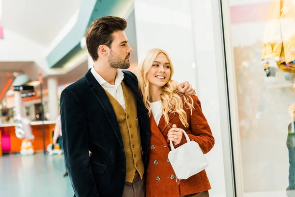 Pareja Joven Pasar Tiempo Juntos Centro Comercial — Foto de Stock