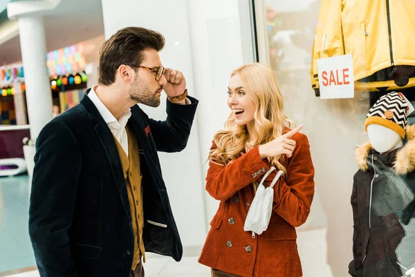 Surprised Girl Showing Super Sale Percents Discount Showcase Shopping Mall — Stock Photo, Image