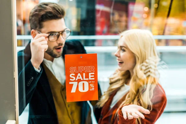 Excited Couple Shoppers Looking Super Sale Percents Discount Shopping Center — Stock Photo, Image