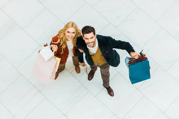 Visão Aérea Jovem Casal Segurando Sacos Compras — Fotografia de Stock