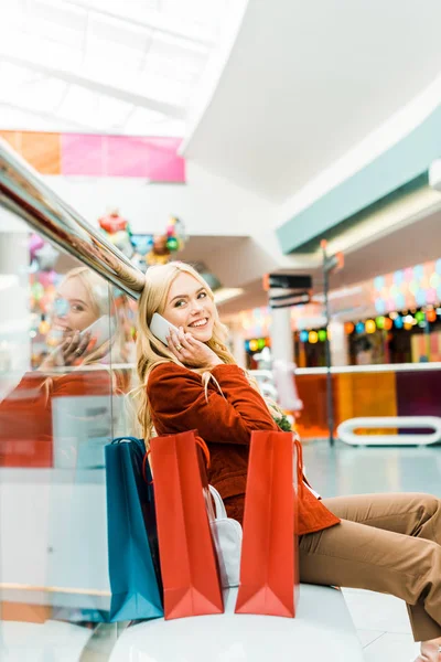 Beautiful Girl Talking Smartphone Sitting Shopping Bags Mall — Free Stock Photo